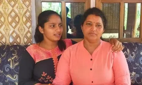 Con gái bất chấp nguy hiểm dùng miệng hút nọc độc cứu mẹ bị rắn cắn