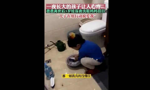 Xúc động hình ảnh bé trai 5 tuổi thức đêm giúp mẹ làm việc nhà