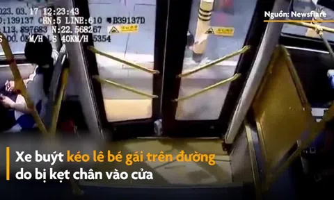 Kinh hoàng bé gái bị xe buýt kéo lê sau khi chân vướng vào cửa