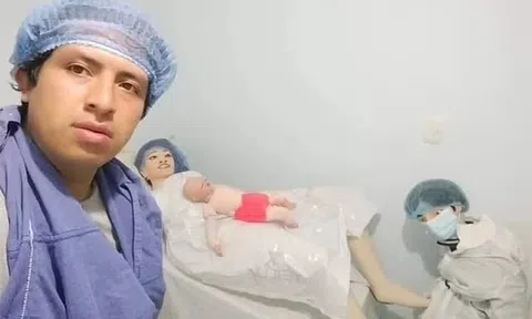 Người đàn ông khoe ảnh cùng “hôn thê búp bê” và đứa con thứ 3 mới chào đời