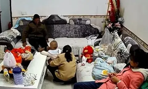 Nhờ bố mẹ chồng chăm con giúp, người phụ nữ tá hỏa khi thấy cảnh tượng này qua camera