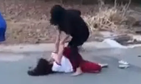 Xác minh clip nữ sinh bị hành hung ở bãi đất trống