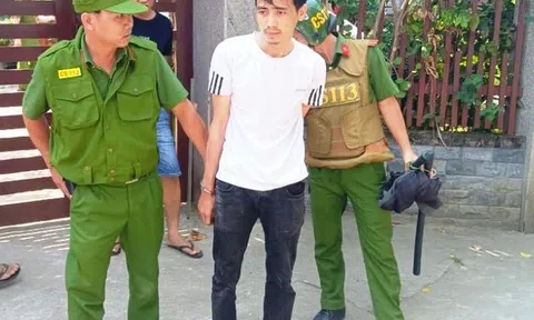 Vợ đang làm việc ở cửa hàng tiện lợi, chồng cũ cầm dao xông vào sát hại