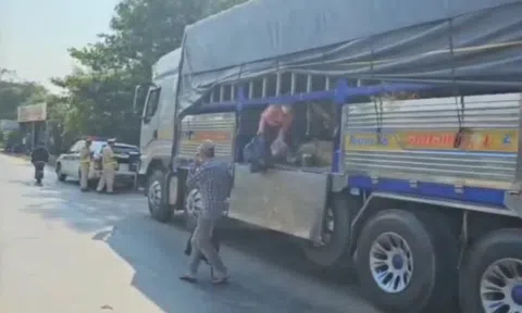 Lập biên bản tài xế chở 7 người nằm mắc võng trong thùng xe tải