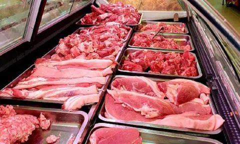 Giá lợn hơi giảm sâu, vì sao thịt lợn vẫn bán giá "trên trời"?