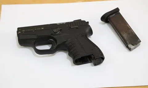 Thanh niên 26 tuổi bắn nhiều phát súng vào người tình của mẹ nuôi