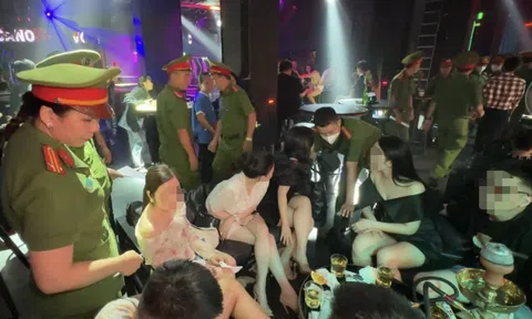 TP.HCM: Gần 100 cảnh sát tiến hành kiểm tra quán bar ở phố đi bộ Bùi Viện