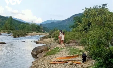 Quảng Ngãi: 2 em học sinh bị nước cuốn khi đi bắt ốc