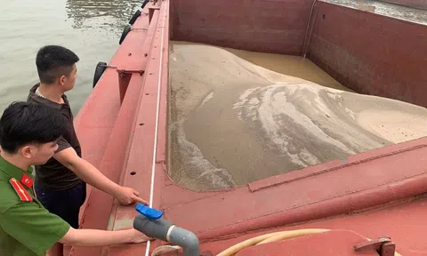 Công an “giăng lưới” bắt nhóm “cát tặc” trên sông Hồng sau một thời gian “mật phục”