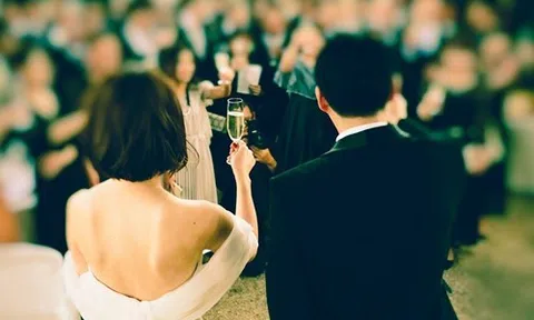 Chú rể 30 lấy vợ 47, đêm tân hôn sốc nặng khi thấy "bộ mặt thật" của tân nương