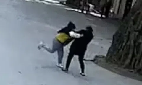 Bị mẹ tịch thu điện thoại do mải chơi game, bé trai có hành động bất hiếu gây sốc