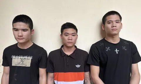 Nghi bạn gái bị dụ dỗ làm nhân viên quán hát, nam thanh niên rủ bạn đi bắt người