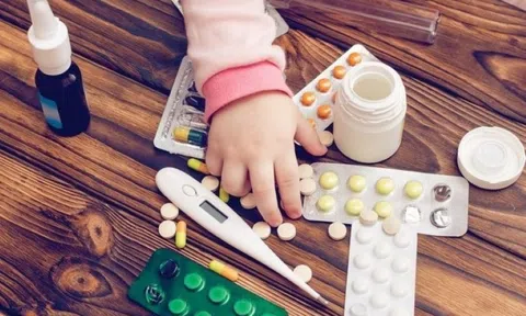 Hà Nội: Bé gái bị bỏng nặng do người nhà nhỏ nhầm axit vào miệng