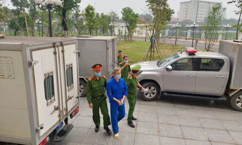 Cựu Giám đốc Bệnh viện Tim Hà Nội Nguyễn Quang Tuấn tóc bạc trắng trong ngày đầu xét xử