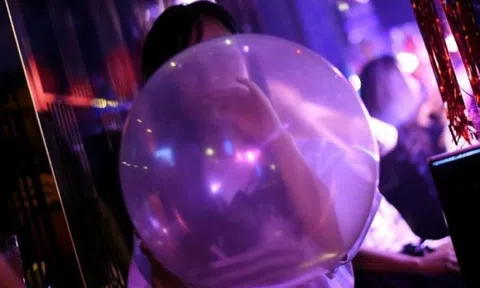 Hút 10 quả bóng cười mỗi ngày, thiếu nữ 15 tuổi nhập viện khẩn cấp