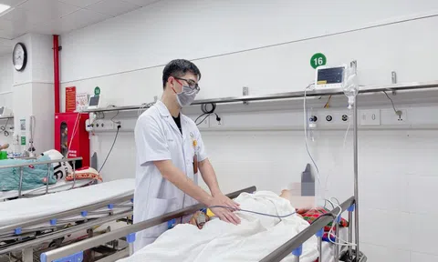 Bị ngáo đá, người đàn ông tự nhét cốc đánh răng vào hậu môn