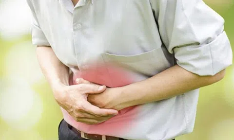 Nam sinh 15 tuổi nôn ra máu sau bữa ăn đêm
