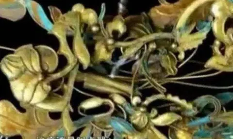 Mang của hồi môn bà nội tặng đi thẩm định, cô gái khiến chuyên gia "run rẩy"