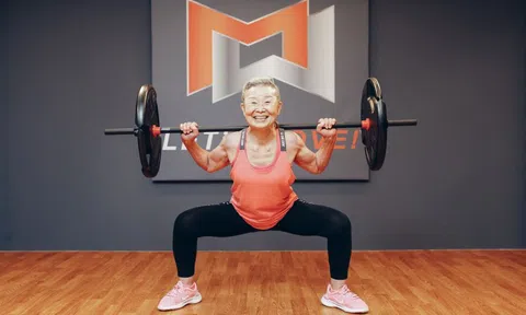 Cụ bà 92 tuổi làm huấn luyện viên ở phòng tập thể hình