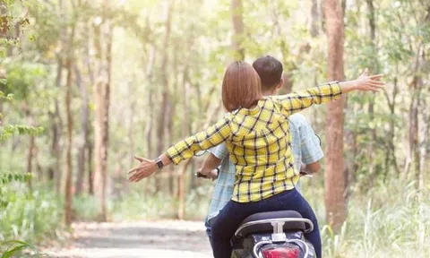 Đi xe máy về quê, người đàn ông hoảng hốt vì "đánh rơi" vợ