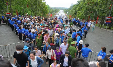 Hàng nghìn người đổ về Đền Hùng trong ngày lễ Giỗ tổ Hùng Vương 10/3