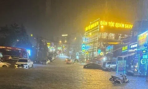 Sapa ngập lụt giữa đêm, nhiều phương tiện “bơi” trong nước