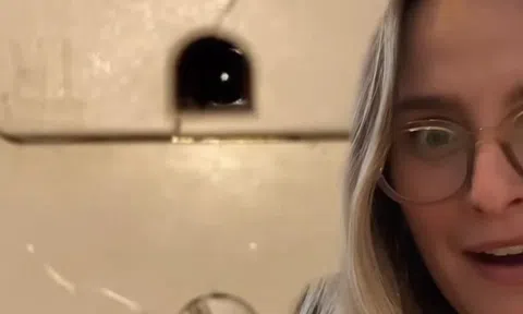 Tin tức đời sống ngày 3/5: Cô gái phát hiện thứ gây sốc trong phòng tắm khi đi du lịch