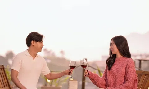 Hồ Quang Hiếu và bạn gái kém 17 tuổi "hưởng tuần trăng mật" ngọt ngào dù chưa cưới