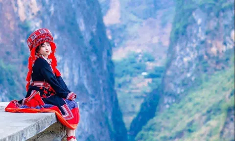 Hà Giang: Cấm du khách check-in ở mép sân có góc chụp bao trọn sông Nho Quế vì nguy hiểm