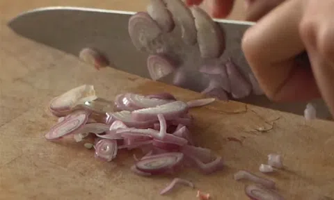 Thịt ba chỉ rim nước tương đậm đà, ăn cùng cơm trắng là ngon quên lối về