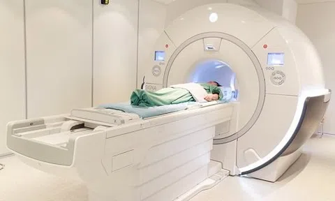 Cô gái bị bác sĩ bỏ quên trong máy chụp cộng hưởng từ suốt 3 tiếng đồng hồ