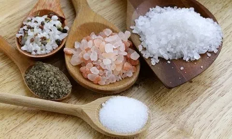 Trộn muối trắng với dầu gội và dùng theo cách này sẽ thu được lợi ích bất ngờ