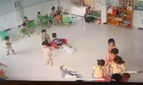 Cô giáo mầm non tát bé trai 2 tuổi 31 cái trong bữa ăn