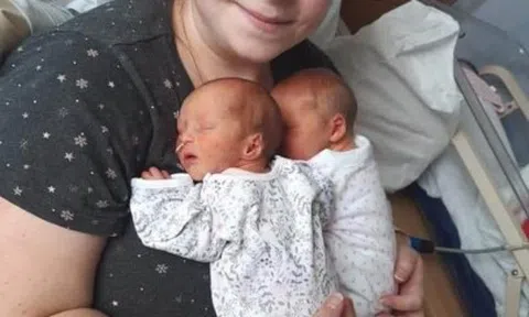 Đẻ 2 con "sinh đôi" thấy có điểm lạ, bà mẹ ngỡ ngàng khi biết sự thật