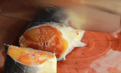 Món ngon cuối tuần: Canh cá trê nấu dưa chua đưa cơm ngày hè