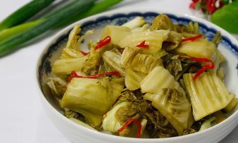 Món dưa muối đưa cơm ngày hè cung cấp nhiều lợi khuẩn, ăn sai cách lại cực hại sức khoẻ