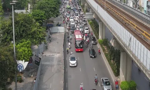 Hà Nội: Lô cốt dài 60m trên đường Nguyễn Trãi gây ùn tắc kéo dài