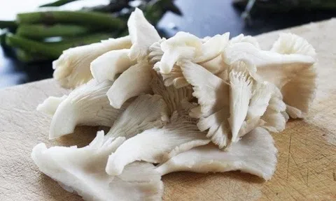 Chiên nấm có cần chần trước không? Nhiều người làm sai khiến món ăn kém ngon