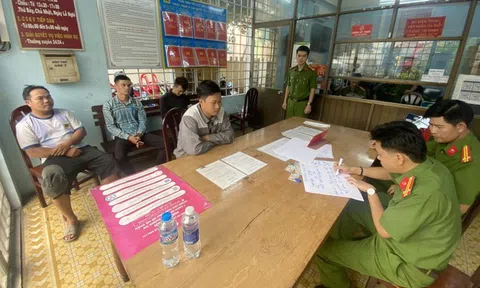 Xử lý nhóm đối tượng làm nghề hút bể phốt dán quảng cáo trái phép, gây mất mỹ quan đô thị