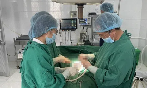 Phẫu thuật cắt khối u buồng trứng nặng gần 9kg cho bé gái 15 tuổi