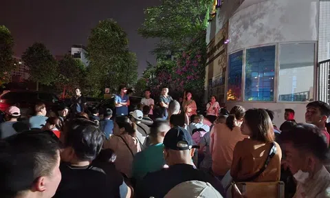 Phụ huynh Hà Nội nhọc nhằn xếp hàng thâu đêm để nộp đơn dự tuyển cho con vào lớp 1