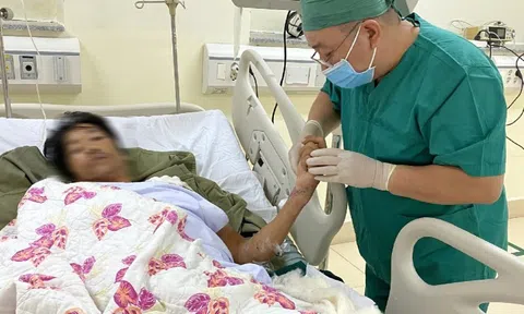Gần 5 giờ phẫu thuật nối bàn tay bị chém đứt lìa cho người đàn ông