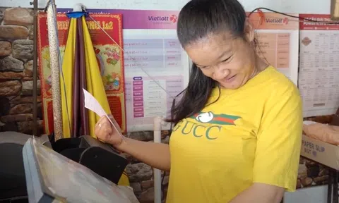 Cô gái khuyết tật bán vé số kiếm tiền nuôi mẹ già, giúp đỡ chị gái học đại học