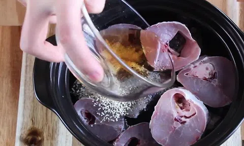 Không phải rán, cá làm kiểu này mới khiến cả nhà “mê mẩn”, ăn hết nồi cơm