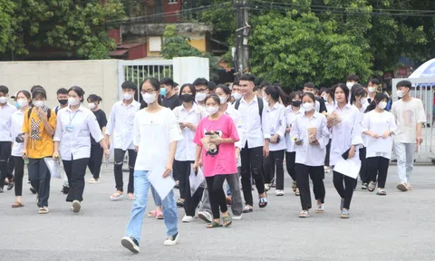 Hơn 1 triệu thí sinh cả nước lo lắng bước vào làm thủ tục dự thi tốt nghiệp THPT 2023