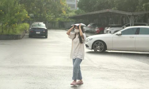 Thí sinh “đội mưa” bước vào môn thi Ngữ văn trong kỳ thi tốt nghiệp THPT 2023