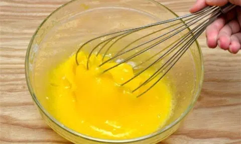 Rán trứng cho thêm vài giọt này đảm bảo trứng nở phồng, xốp mịn