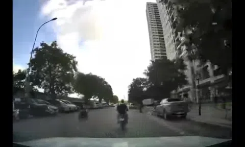 Video: Xe bán tải bất ngờ trôi ra đường, người đàn ông bế con hốt hoảng chạy theo