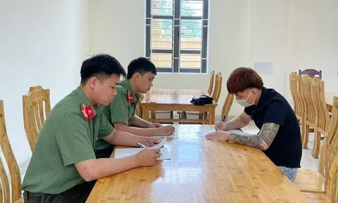 Mặc trang phục CAND để “câu like’’ trên mạng, chủ quán cắt tóc bị xử phạt