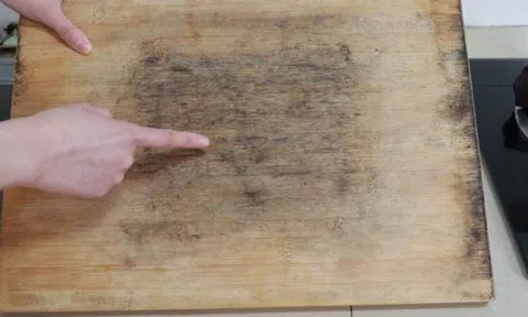 Mẹo hay vệ sinh thớt gỗ để khử mùi hôi hiệu quả, không thử hơi phí